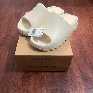YEEZY SLIDE “RESIN”